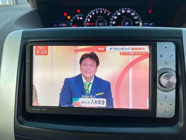 ノア Ｇ　４ＷＤ　ＥＴＣ　バックカメラ　ナビ　ＴＶ　オートクルーズコントロール　両側電動スライドドア　ＨＩＤ　スマートキー　電動格納ミラー　シートヒーター　３列シート　ウォークスルー　ＣＶＴ　アルミホイール（5枚目）