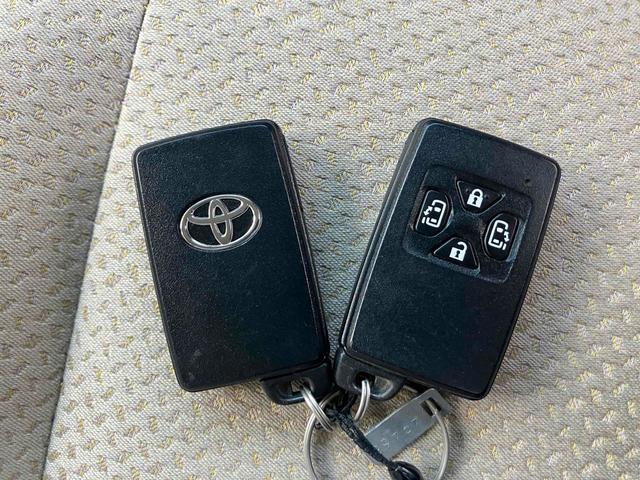 ノア Ｇ　４ＷＤ　ＥＴＣ　バックカメラ　ナビ　ＴＶ　オートクルーズコントロール　両側電動スライドドア　ＨＩＤ　スマートキー　電動格納ミラー　シートヒーター　３列シート　ウォークスルー　ＣＶＴ　アルミホイール（10枚目）