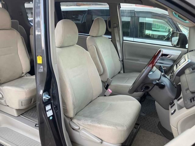 ノア Ｇ　４ＷＤ　ＥＴＣ　バックカメラ　ナビ　ＴＶ　オートクルーズコントロール　両側電動スライドドア　ＨＩＤ　スマートキー　電動格納ミラー　シートヒーター　３列シート　ウォークスルー　ＣＶＴ　アルミホイール（11枚目）