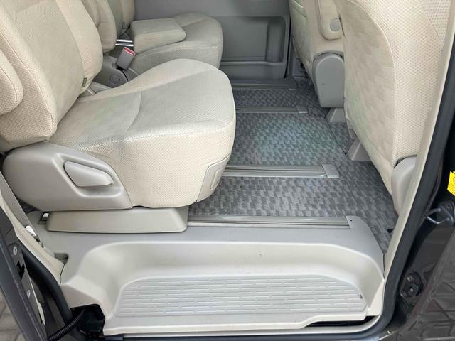 ノア Ｇ　４ＷＤ　ＥＴＣ　バックカメラ　ナビ　ＴＶ　オートクルーズコントロール　両側電動スライドドア　ＨＩＤ　スマートキー　電動格納ミラー　シートヒーター　３列シート　ウォークスルー　ＣＶＴ　アルミホイール（13枚目）