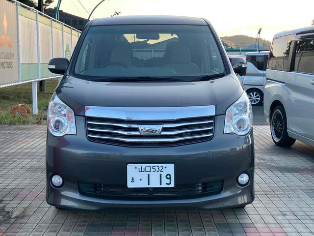 ノア Ｇ　４ＷＤ　ＥＴＣ　バックカメラ　ナビ　ＴＶ　オートクルーズコントロール　両側電動スライドドア　ＨＩＤ　スマートキー　電動格納ミラー　シートヒーター　３列シート　ウォークスルー　ＣＶＴ　アルミホイール（14枚目）