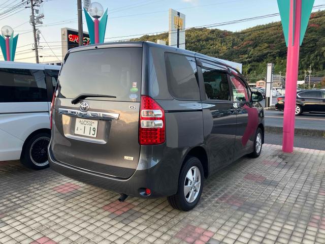 ノア Ｇ　４ＷＤ　ＥＴＣ　バックカメラ　ナビ　ＴＶ　オートクルーズコントロール　両側電動スライドドア　ＨＩＤ　スマートキー　電動格納ミラー　シートヒーター　３列シート　ウォークスルー　ＣＶＴ　アルミホイール（15枚目）