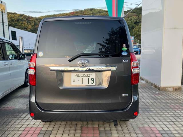 ノア Ｇ　４ＷＤ　ＥＴＣ　バックカメラ　ナビ　ＴＶ　オートクルーズコントロール　両側電動スライドドア　ＨＩＤ　スマートキー　電動格納ミラー　シートヒーター　３列シート　ウォークスルー　ＣＶＴ　アルミホイール（16枚目）