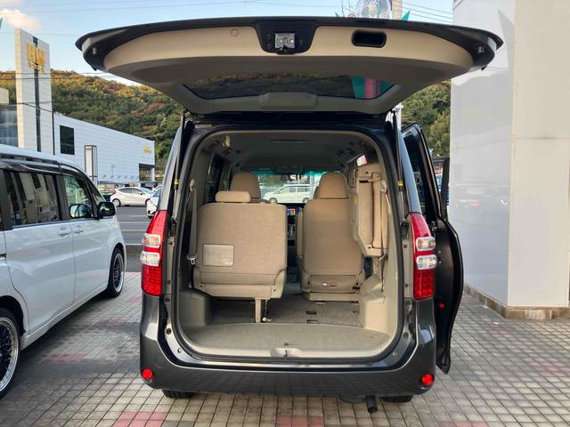 ノア Ｇ　４ＷＤ　ＥＴＣ　バックカメラ　ナビ　ＴＶ　オートクルーズコントロール　両側電動スライドドア　ＨＩＤ　スマートキー　電動格納ミラー　シートヒーター　３列シート　ウォークスルー　ＣＶＴ　アルミホイール（18枚目）
