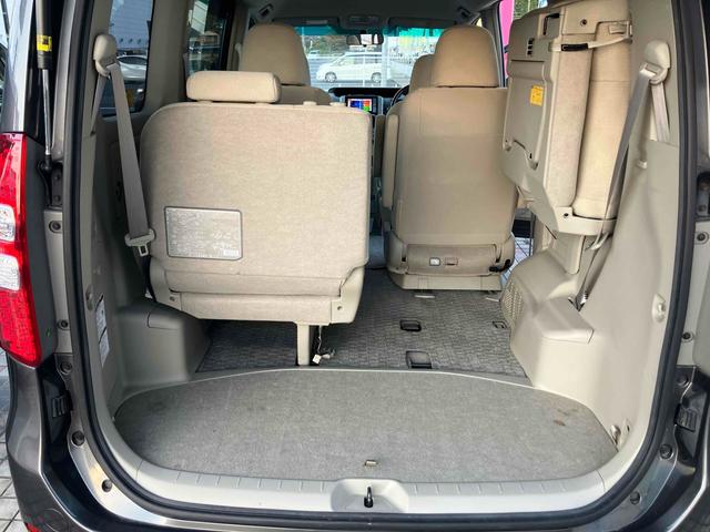 ノア Ｇ　４ＷＤ　ＥＴＣ　バックカメラ　ナビ　ＴＶ　オートクルーズコントロール　両側電動スライドドア　ＨＩＤ　スマートキー　電動格納ミラー　シートヒーター　３列シート　ウォークスルー　ＣＶＴ　アルミホイール（19枚目）