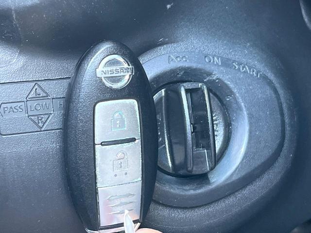 デュアリス ２０Ｇ　純正ナビ　バックカメラ　スマートキー　ＨＩＤヘッド　オートライト　デュアルエアコン　純正１７インチアルミ　Ｂｌｕｅｔｏｏｔｈ　ＣＤ　ＤＶＤ再生　地デジ（5枚目）