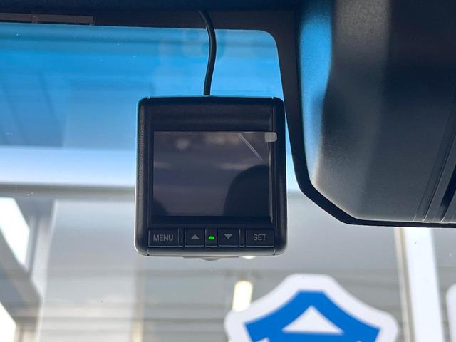 【ドライブレコーダー】安心・安全なカーライフに必須のドライブレコーダーを装備！走行中はもちろん、あおり運転や事故に遭遇した際の状況も映像で記録し、万一のリスクに備えます。