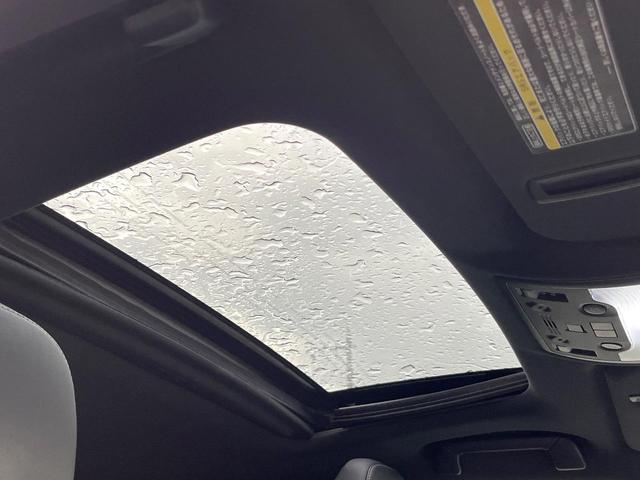 【サンルーフ】開放感たっぷりの希少装備、サンルーフが装着されています！車内に明かりを取り入れたり景色を楽しむ以外にも、車内の空気も簡単に換気できて快適です！