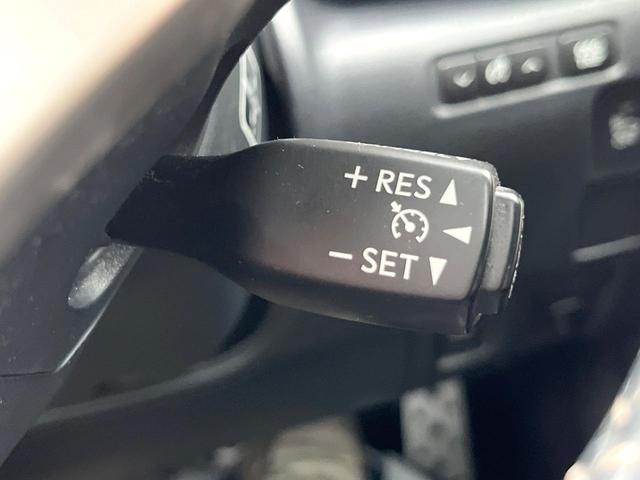 【クルーズコントロール】高速道路もラクラク走行。アクセルを離しても一定速度で走行ができ、長距離運転時の負担を軽減！加速・減速も簡単なスイッチ操作で調整できます。