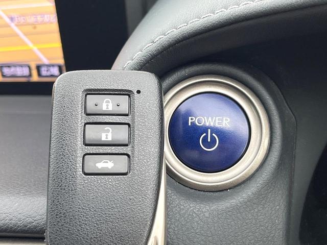 【スマートキー】カバンやポケットに入れたままでもドアの施錠・解錠が可能なスマートキーを装備。エンジンのオン・オフ時もカギを取り出す必要が無いからとっても便利です♪