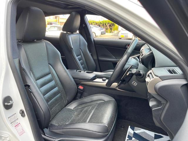 運転席シート廻りは使用感も少なく、良好な状態となっています。丁寧に使われていたことがよくわかりますね。