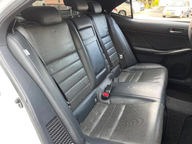 後部座席も気になるようなキズ・汚れやへたり等、大きなダメージはなく、良好な状態です。