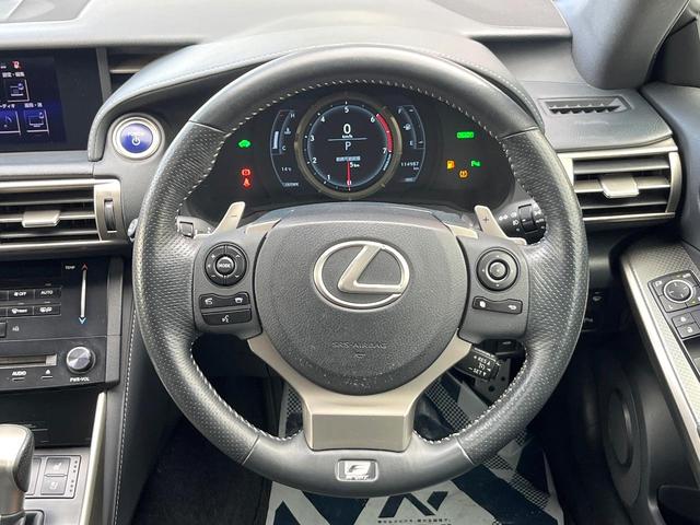 インテリアに合わせたデザインのステアリングは、運転される方のことも考え、運転しやすい形状、大きさです。是非一度、実際に触ってお確かめください。