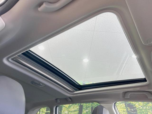 【サンルーフ】開放感たっぷりの希少装備、サンルーフが装着されています！車内に明かりを取り入れたり景色を楽しむ以外にも、車内の空気も簡単に換気できて快適です！