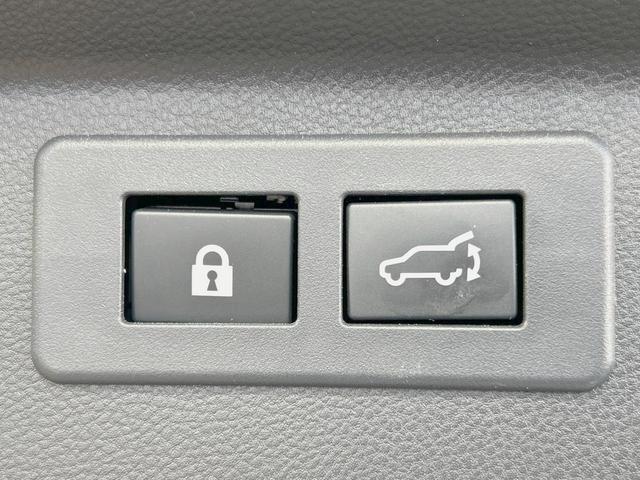 【パワーバックドア】スマートキーや運転席のボタンを押すだけでリアゲートが自動で開閉します！荷物を持っている時や、高い位置にあるバックドアを閉める際に便利な機能です♪