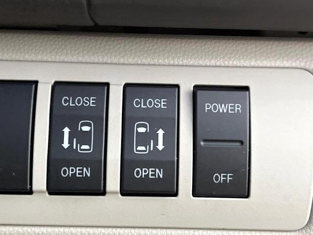【両側パワースライドドア】キーや運転席のスイッチで後席両側スライドドアの開閉が可能♪電動だから力を入れてドアを開ける必要が無く、小さなお子様でも簡単に開け閉めでき快適です♪