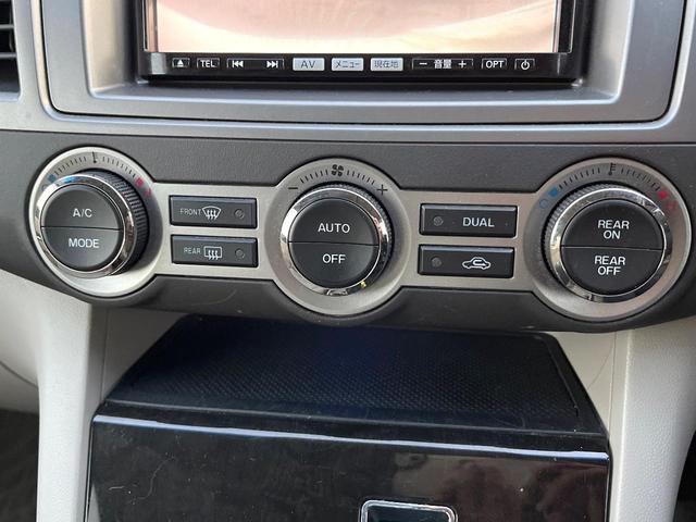 【左右独立型フルオートエアコン】運転席と助手席でそれぞれお好みの温度に設定可能。同乗者にも配慮した、快適な空調をお届け致します。