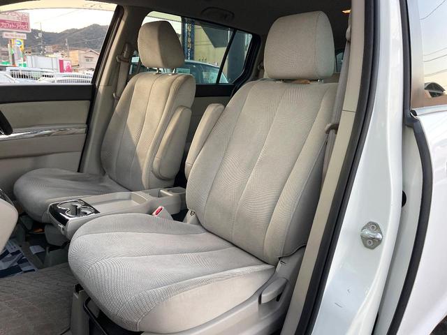 後部座席も気になるようなキズ・汚れやへたり等、大きなダメージはなく、良好な状態です。