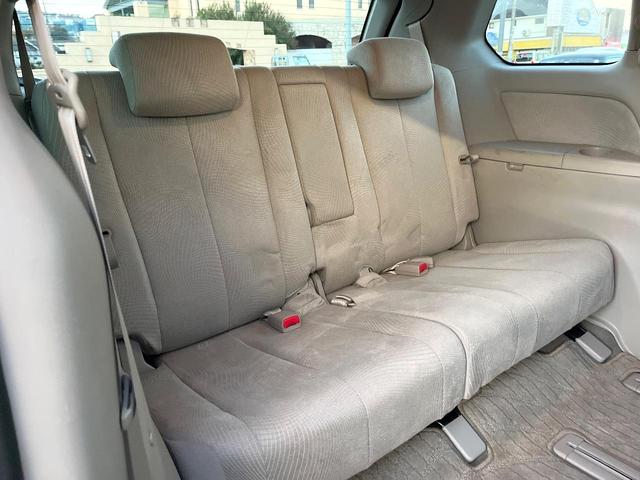 ３列目シートはもちろん状態良好☆大人でもゆったりと座って頂けますので、大人数でのお出かけもラクラクです♪ご家族で、気の知れた仲間で、ドライブに行くのが楽しみですね♪