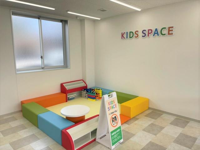 大きなキッズスペースも完備！小さなお子様連れでも、ゆっくりとお車探しをお楽しみいただけます。