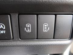 【両側パワースライドドア】キーや運転席のスイッチで後席両側スライドドアの開閉が可能♪電動だから力を入れてドアを開ける必要が無く、小さなお子様でも簡単に開け閉めでき快適です♪ 7