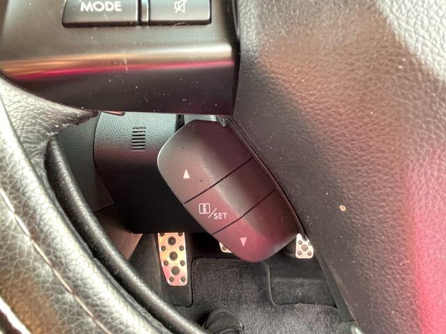 【クルーズコントロール】アクセルを離しても一定速度で走行ができる装備です。クルーズコントロールがあれば高速でのお出かけもラクラクです。