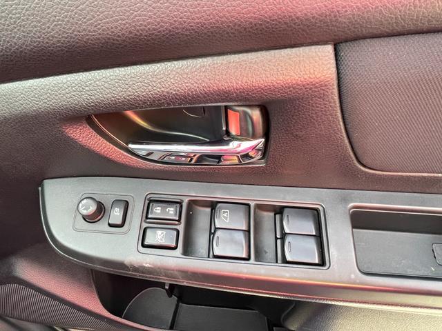 【電動格納ドアミラー】ボタン一つでドアミラーを開閉。狭い駐車場などでは便利な機能です。