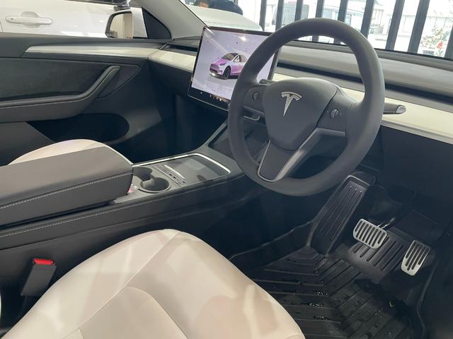 モデルY RWD エンハンストオートパイロット ホワイトレザーシート ガラスルーフ ETC2.0 パワーバックドア 20インチアルミ 全方位カメラ 禁煙車 メーカー保証継承(16枚目)