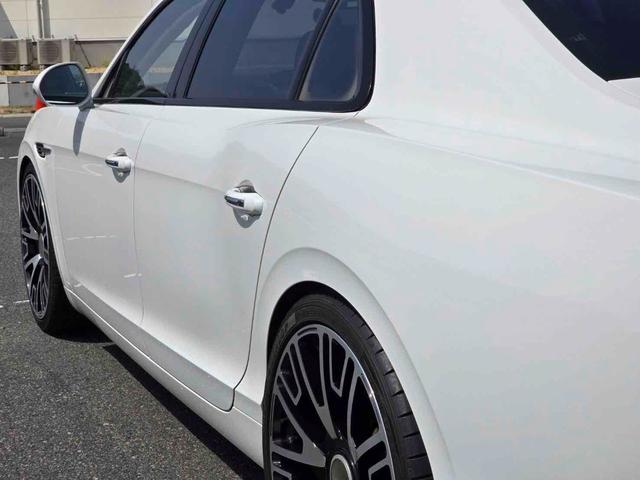 フライングスパー V8 フル後期仕様・ロワリングキット車高ダウン・22インチ マンソリーホイール・コンチネンタルタイヤ・ロックフォード Bluetoothキット・スピーカー交換済み・コムテック360度ドラレコ(26枚目)