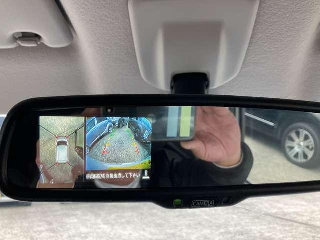 �o�b�N�J�����A�S���̓J�����̉f�������[���~���[�ɕ\������܂��B