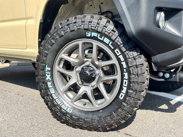 ジムニー ＸＣ　５ＭＴ　４ＷＤ　スズキセフティーＳ　リフトアップ　ＦＵＥＬ　Ｘ／Ｔ　ブロックタイヤ　ＧＩ　ＧＥＡＲタラップ　背面タイヤ（17枚目）