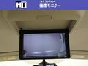 【後席モニター】折りたたんで収納できるので使用しないときには邪魔になりません。長時間のドライブには是非音楽や映画を楽しんでください。