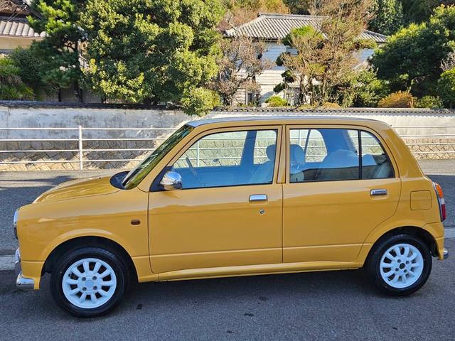 ミラジーノ ジーノ 色替イエロー&ルーフホワイトツートン タイミングベルト・ウォーターポンプ交換 国産新品タイヤ付 ホワイト13アルミ 走行56000キロ キーレス ウッドコンビハンドル オートマ フル装備(6枚目)