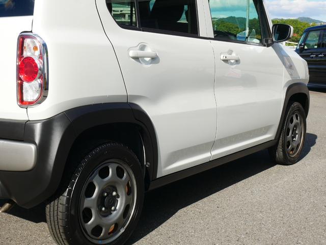 ピッカピカなテールレンズです。　レンズ部分が曇っていたり、黄ばみがあるとなんだか古いお車のように感じませんか？　当社ではレンズ面の黄ばみも徹底チェックを行っております。