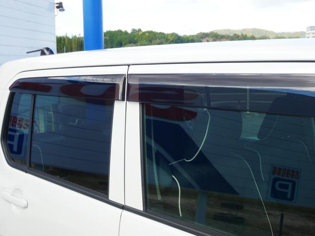 純正オプション装着のドアバイザー装着車です！！　雨の日でも窓を少し開けて換気が出来ますのでとても快適です。　その他オプションパーツ装着もお任せ下さい