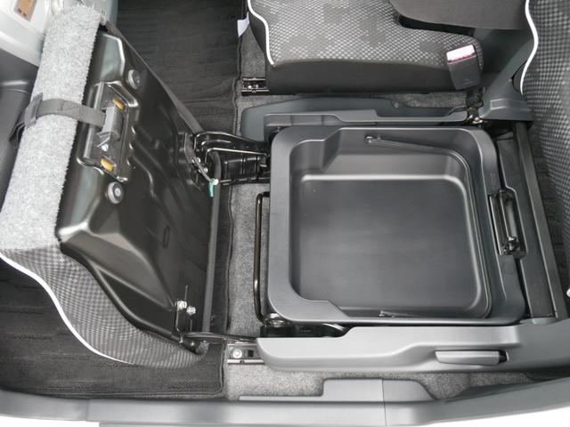 助手席シート下には便利な収納ボックスが搭載されています。　荷物を入れたまま持ち運びできるバケツ状となっており、汚れ物を収納してそのまま自宅に持ち帰り洗浄するといった事が可能です。