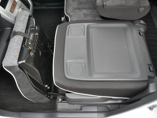 写真の様な状態にすることで、助手席がシートバックテーブルに変身します！！　車内での休憩時、お弁当を頂く際に便利なテーブルとなります。