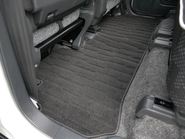 フロアマットは全て取り外して徹底洗浄（丸洗い洗浄）を実施しております。　見た目にも綺麗なマットは気持ちが良いですね♪