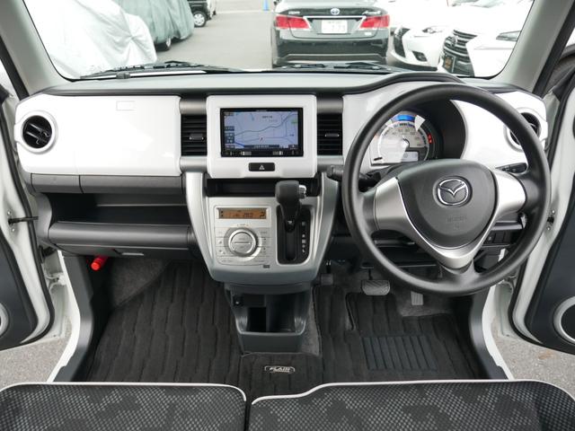 ダッシュボード部分も目立った傷などありません。　助手席前方や運転席周辺も大変綺麗です。　当社では専用の洗浄剤を使用して拭き上げ洗浄を行った後に保護剤を塗布しております。　徹底清掃実施済み！！