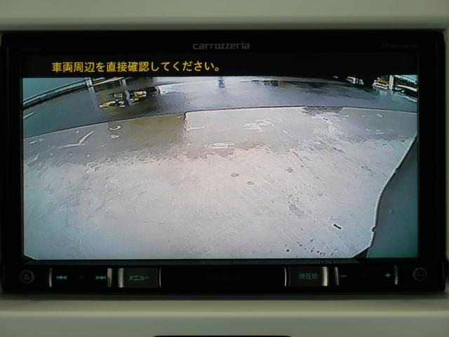 バックカメラ表示画面となります。　運転席から死角となる位置もバックカメラがあれば鮮明に映し出します！！　高価なオプションパーツが装着済みでお買い得な車両です。