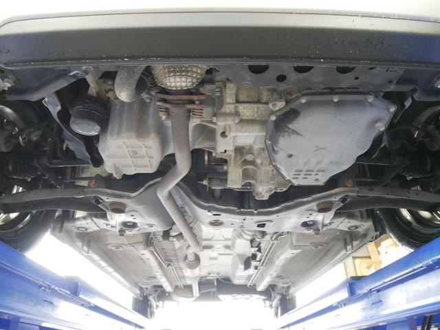 エンジンルーム下の写真となります。　オイル漏れはもちろん、目立った傷や擦れ等が無い事もご確認頂けます。　当社では徹底チェックを通過したお車のみ販売しております！！