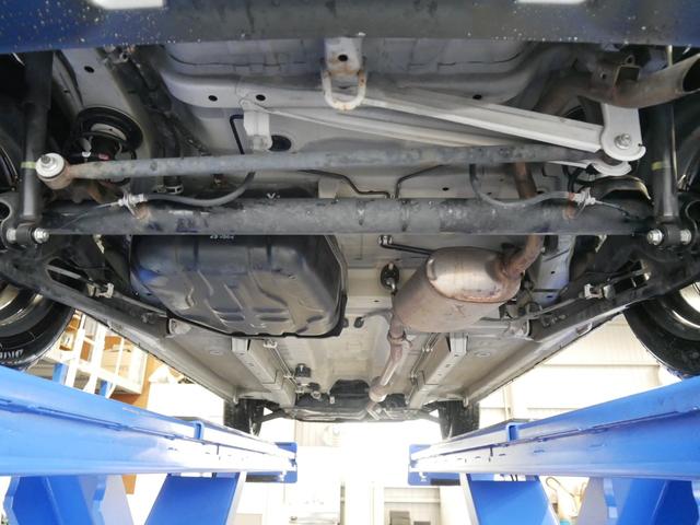 車体下部（トランク下部分）の写真です。気になる様なサビや汚れが無い事を確認して頂けると思います。　当社では車両下部も徹底チェックを行い、問題無い事を確認したお車のみ販売しております。