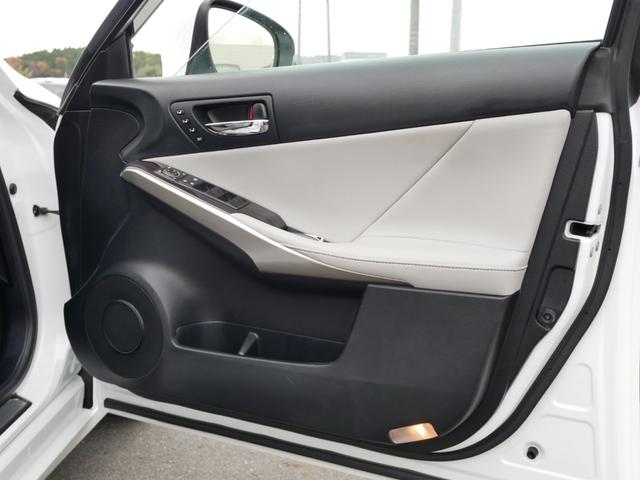 ＩＳ ＩＳ３００ｈ　バージョンＬ　メーカーＯＰ・プリクラッシュセーフティー＆レーダークルーズ＆オートハイビーム＆レーンデパーチャーアラート搭載　本革＆エアシート　電動リアシェード　　カードキー＆スマートキー２個　Ｂｌｕ－ｒａｙ　禁煙車（44枚目）