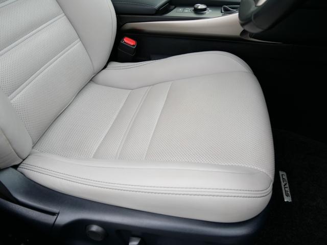 ＩＳ ＩＳ３００ｈ　バージョンＬ　メーカーＯＰ・プリクラッシュセーフティー＆レーダークルーズ＆オートハイビーム＆レーンデパーチャーアラート搭載　本革＆エアシート　電動リアシェード　　カードキー＆スマートキー２個　Ｂｌｕ－ｒａｙ　禁煙車（45枚目）