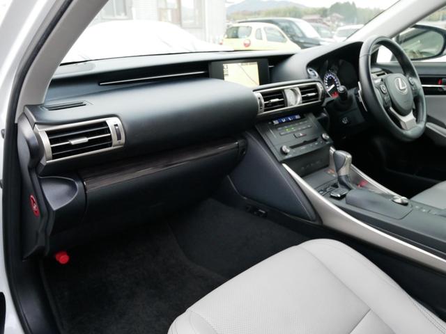 ＩＳ ＩＳ３００ｈ　バージョンＬ　メーカーＯＰ・プリクラッシュセーフティー＆レーダークルーズ＆オートハイビーム＆レーンデパーチャーアラート搭載　本革＆エアシート　電動リアシェード　　カードキー＆スマートキー２個　Ｂｌｕ－ｒａｙ　禁煙車（47枚目）