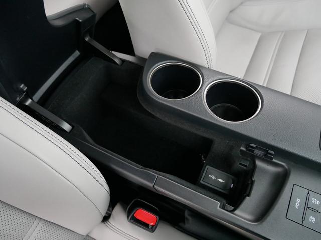 ＩＳ ＩＳ３００ｈ　バージョンＬ　メーカーＯＰ・プリクラッシュセーフティー＆レーダークルーズ＆オートハイビーム＆レーンデパーチャーアラート搭載　本革＆エアシート　電動リアシェード　　カードキー＆スマートキー２個　Ｂｌｕ－ｒａｙ　禁煙車（49枚目）