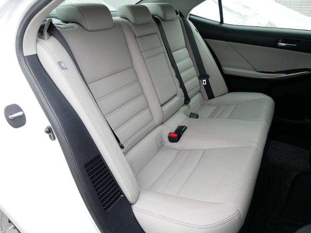 ＩＳ ＩＳ３００ｈ　バージョンＬ　メーカーＯＰ・プリクラッシュセーフティー＆レーダークルーズ＆オートハイビーム＆レーンデパーチャーアラート搭載　本革＆エアシート　電動リアシェード　　カードキー＆スマートキー２個　Ｂｌｕ－ｒａｙ　禁煙車（50枚目）