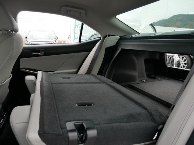 ＩＳ ＩＳ３００ｈ　バージョンＬ　メーカーＯＰ・プリクラッシュセーフティー＆レーダークルーズ＆オートハイビーム＆レーンデパーチャーアラート搭載　本革＆エアシート　電動リアシェード　　カードキー＆スマートキー２個　Ｂｌｕ－ｒａｙ　禁煙車（56枚目）