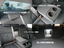 セダンのお車でも長〜い荷物を積み込みできます!! 後席ひじ掛け奥の部分がトランクと繋がるようになっており、トランク内に収まらない部位を車内へと入れる事により2メーターの長さがある荷物でも積み込み可能