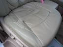 運転席のシートカバー座面に破れ有り